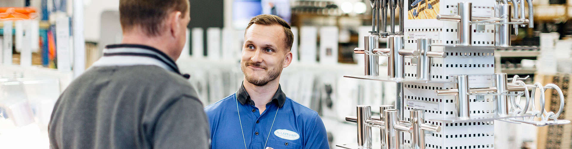 A-laiturit myymälä sisältä, myymäläpäälikkö Olli Kinos A-laiturit myymälä sisältä, myymäläpäälikkö Olli Kinos