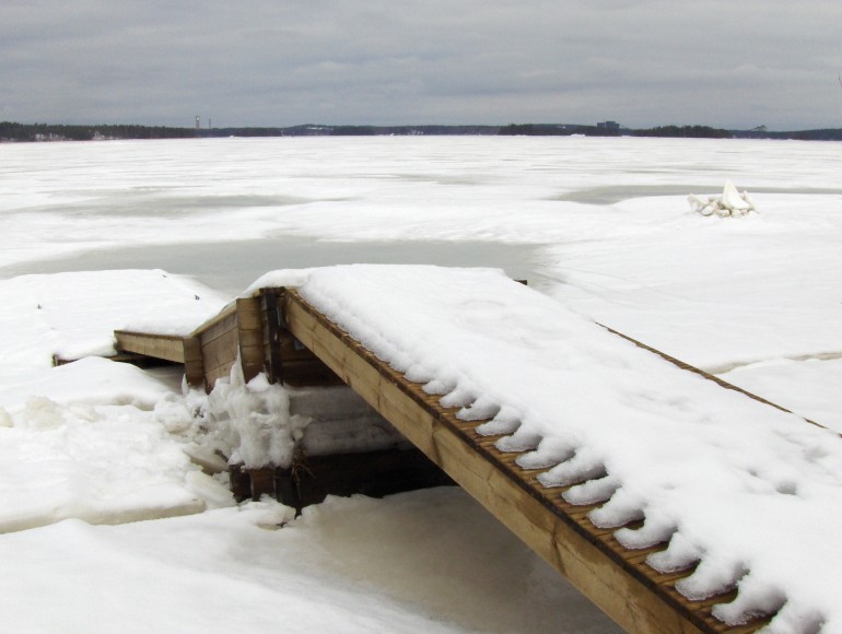 Laiturivalmistaja odottaa kevättä kauhulla, poikkeukselliset olosuhteet tekevät tuhoja rannoissa